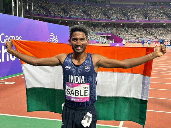 Avinash Sable with Indian flag